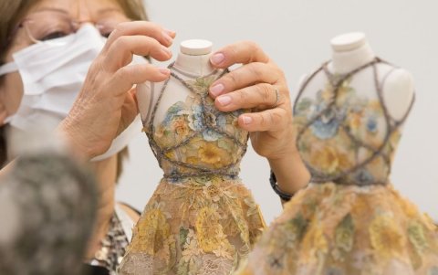 Una trabajadora pendiente del mínimo detalle