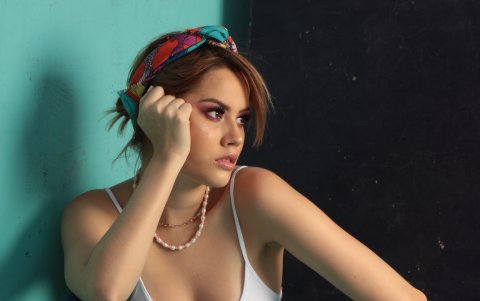 El pañuelo se puede usar como cinturón.