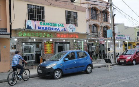 Los negocios de la familia Vilaña están en la misma avenida. A veces separados por un cangrejal que no es del clan, como se ve en la foto.