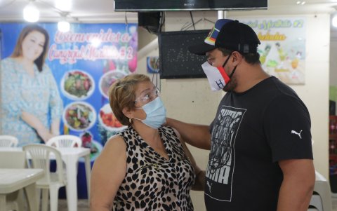 Carmen Vilaña junto a su hijo Mario Silva. Los dos tienen sus propios cangrejales.