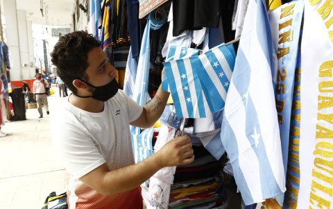 Jhonny Cedeño muestra los banderines que en las fiestas julianas solían tener buena demanda, pero que este año ha sido diferente.