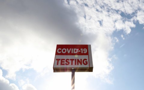 HOUSTON. Los casos de COVID-19 continúan aumentando en todo Texas. Un anuncio señala un punto de pruebas en esta ciudad estadounidense.