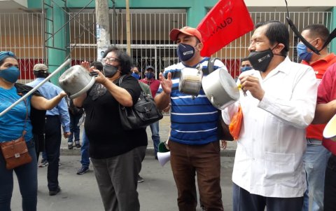 Plantón. Los docentes llegaron con ollas a exigir que no se vulneren más sus derechos.