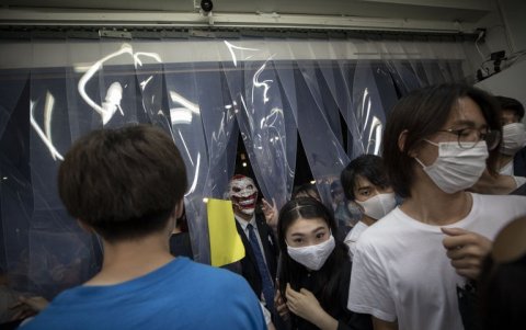 Asistentes recorren la galería buscando alguna obra para llevarse consigo.