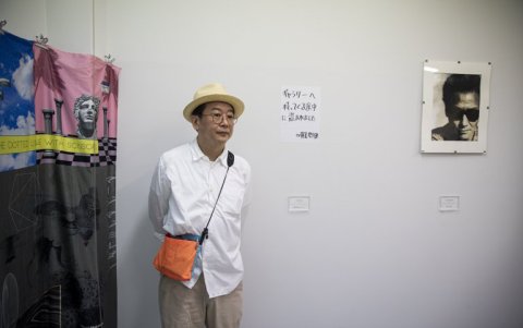 El dueño de la galería posa junto a tres obras de la colección puesta a disposición de los asistentes.