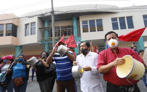 Con ollas, baldes y cacerolas, los profesores realizaron una jornada de protesta.