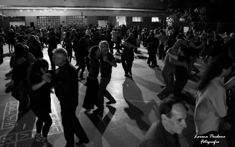 BUENOS AIRES. Una noche de ensayos generales. Una diversidad de aprendices de todas las edades y nacionalidades.