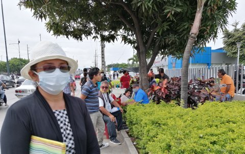 Denny Pilay fuera de las instalaciones de Criminalística para retirar el cuerpo de su esposo, Darwin Bajaña.