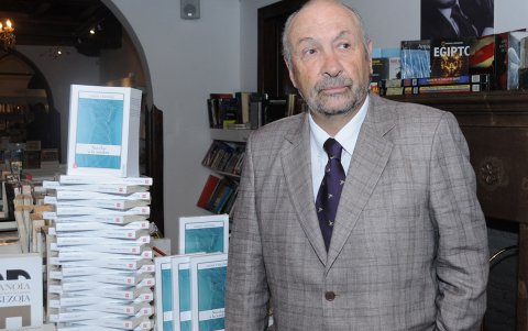 Javier Vásconez se ha dado a conocer por sus relatos y por novelas como El viajero de Praga.