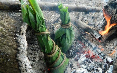 Platillo. El maitu de pava de monte o de mariscos se prepara a la brasa