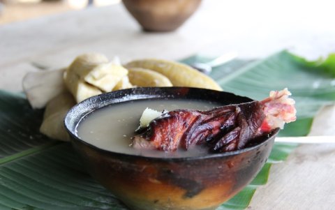 Ahumado. Preparan una sopa espesa de yuca, a la que agregan carnes ahumadas obtenidas de la cacería.