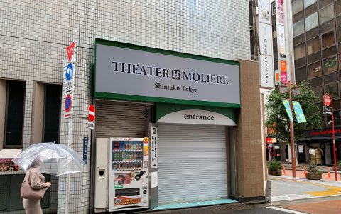 TOKIO. Una mujer camina junto al teatro Molière en el barrio de Shinjuku, de donde han surgido decenas de infectados por el coronavirus tras asistir recientemente a una representación teatral.
