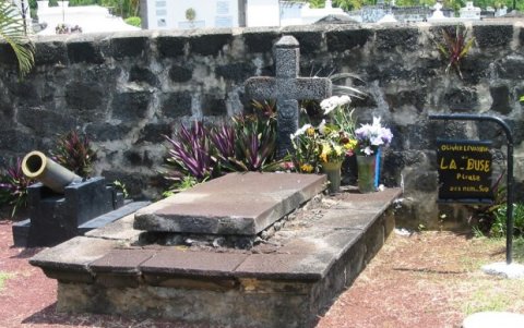 PUERTO DE REUNIÓN. Misteriosamente, casi siempre hay flores en la que sería la última morada del pirata Olivier Levasseur.