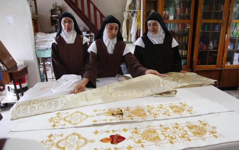 Las monjas Carmelitas tejen, elaboran vino, escapularios y hostias en los monasterios.