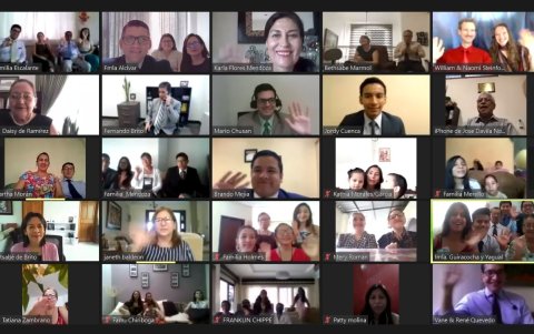 Una reunión virtual de los testigos de Jehová, momentos en que socializan al final del programa.