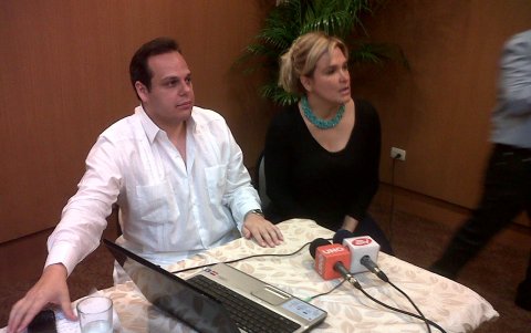 Andrés Roche y Cynthia Viteri siempre estuvieron cerca, a propósito de la militancia.