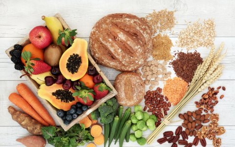 Cereales, frutas, leguminosas, azúcares y harinas son la base de este apartado.