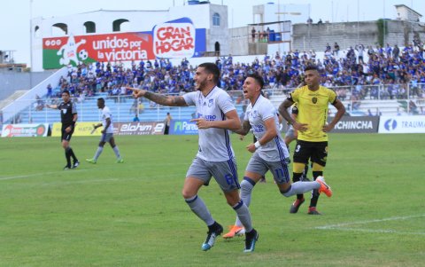 Leandro Vega (i) en la celebración de gol junto a Joao Rojas.