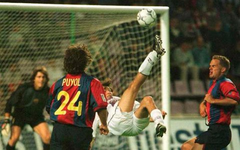 Iván Kaviedes en un gol de chilena que le marcó al Barcelona, cuando jugaba en el Valladolid español.