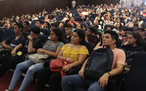 Foto referencial. Aspirantes a ingresar a la Universidad de Guayaquil en un proceso de admisión anterior, reciben una charla de inducción.