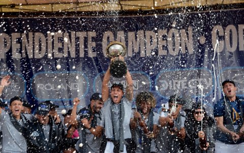 Independiente del Valle levantando su primera Copa Sudamericana en el 2019.