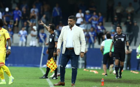 Leonardo Ramos, exDT de Barcelona, denunció que parte de su plantilla se vendió en un partido.