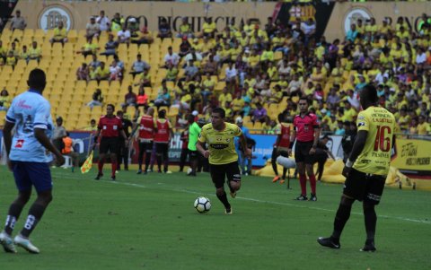 Mario Pineida es el carrilero de más experiencia. Ahora es titular en Barcelona