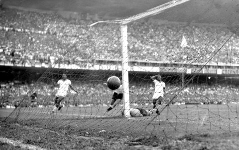 El uruguayo Ghiggia derrota al golero Barbosa, consolidando el sorpresivo triunfo de Uruguay en el recordado Maracanazo.