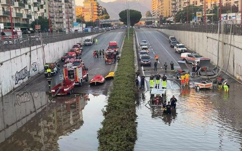 PALERMO. Esta mañana continuaba la búsqueda de dos personas que quedaron atrapadas en un automóvil sumergido en un paso subterráneo inundado.