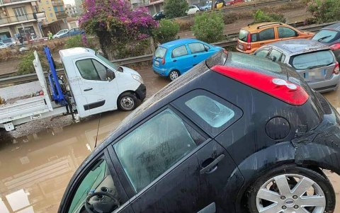 PALERMO. En diferentes calles de esta ciudad siciliana se agolpan decenas de carros sumergidos en el agua o directamente volcados.