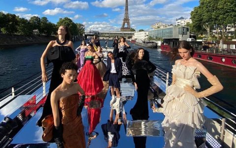 Balmain hizo su desfile en un barco que navegó por el río Sena.
