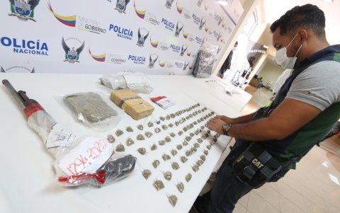 Hecho. Entre otras evidencias se encuentran armas de fuego, accesorios de vehículos, 1.5000 dólares en efectivo y droga.