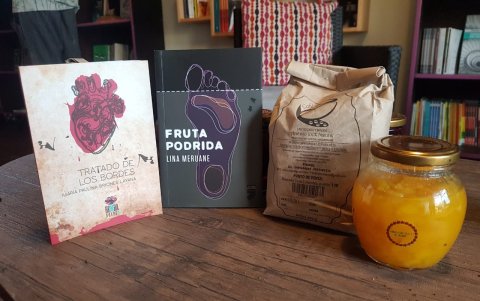La Colectiva ofrece canastas de libros, acompañadas de aperitivos. Hay café, mermeladas y cervezas artesanales.