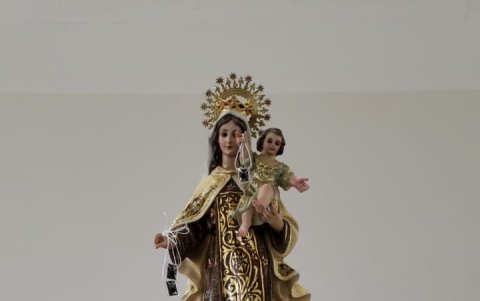 Fe. La figura de la virgen del Carmen salió acompañada de reliquias de santos