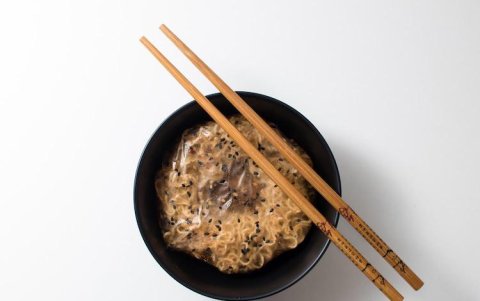 La película esta hecha a base de ingredientes comestibles y es más rápida la preparación del producto.