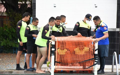 Hecho. En el curso se realizan diversos tipos de maniobras para rescatar a posibles víctimas que han caído en cuerpos hídricos.