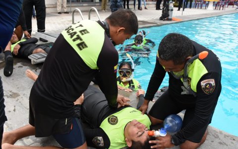 Práctica. Durante los entrenamientos, que duran cinco meses, los agentes realizan técnicas de flotabilidad, extracción segura y reanimación cardiopulmonar.