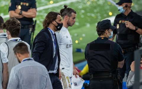 Gareth Bale se mostró sin mucho entusiasmo durante los festejos merengues.