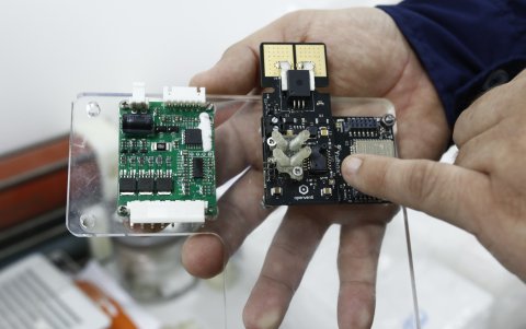 Los respiradores artificiales llevan una tarjeta electrónica original, también diseñada por el grupo, para facilitar la operación digital del equipo.