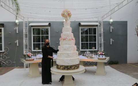 Alexandra Aguirre, dueña de Decorline Casa de Eventos y Banquetes, explica que los bocaditos están en envases cerrados.