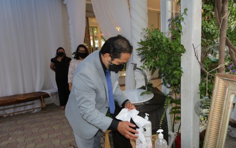 En la Villa Elizabeth, un local campestre para eventos sociales, ubicado en la vía a la Costa se ha creado un lugar especial para que los invitados se laven las manos y se desinfecten con geles.