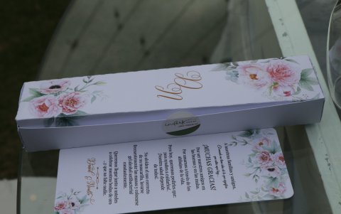 En estas cajas están los cubiertos, ya no se ponen solo envueltos en una servilleta.