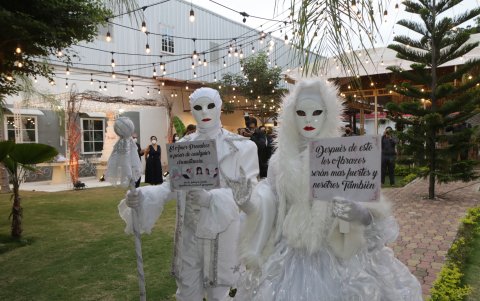 En la fiesta no faltaron los personajes venecianos, la diferencias es que tenían mensajes que recordaban la importancia de mantener las medidas de bioseguridad.