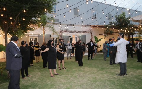 El doctor Javier Carvajal pide a los organizadores de la boda que tomen distancia para posar en la foto para EXPRESO.