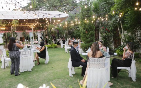 La distancia entre las mesas es de tres meses y de las sillas, de un metro y medio.