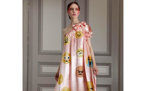 Este traje con emojis representa la incertidumbre y la angustia de ser contagiado..