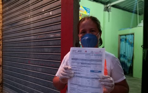 Rita muestra el certificado de defunción de su esposo, el pasado 27 de abril.