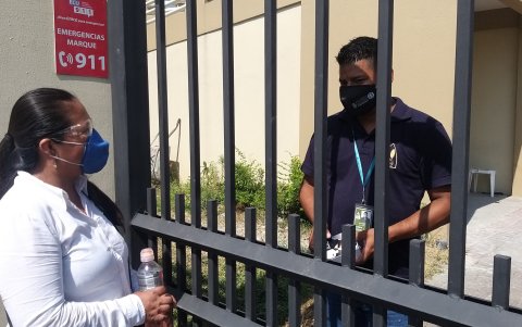 Rita, en el cementerio de Pascuales, preguntando por su esposo.