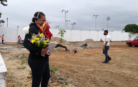 Rita, en el cementerio del suburbio, la tarde del 16 de julio.