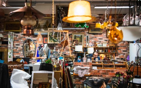 ESKILSTUNA. El dueño de una de las tienda espera clientes, mientras aparece rodeado de toda una variedad de artículos.